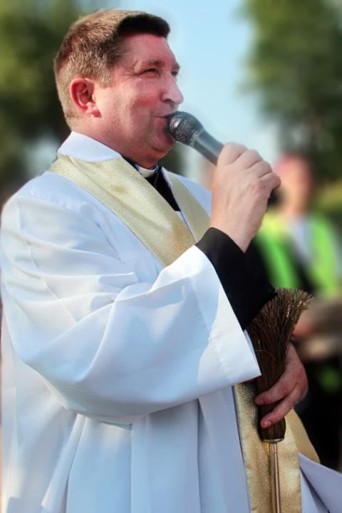 Ks. Piotr Kirejczyk witający w Majewie  pielgrzymów Pieszej Pielgrzymki Różanostockiej