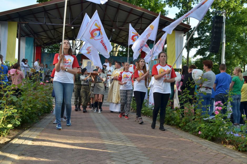 Symbole ŚDM wśród młodych pielgrzymów w Różanymstoku