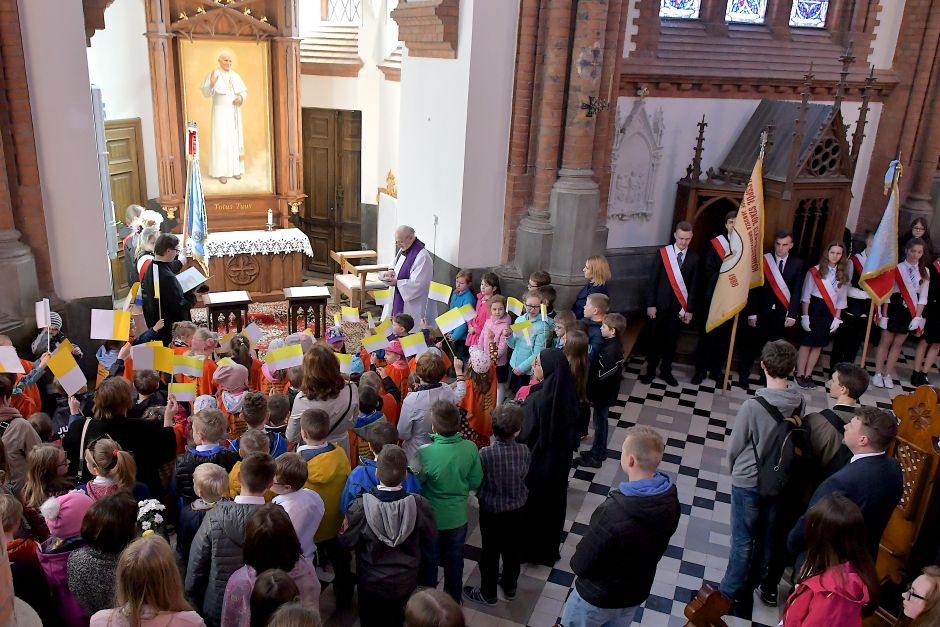 Uczniowie białostockich szkół pamiętają o św.  Janie Pawle II