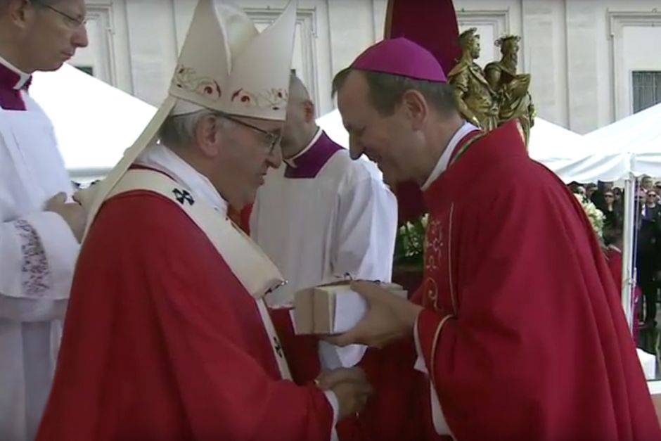 Papież Franciszek wręczył paliusz abp. Tadeuszowi Wojdzie