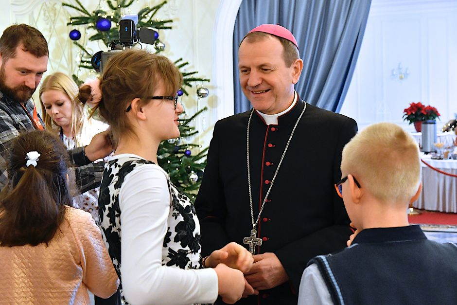 Arcybiskup Metropolita na opłatku z niepełnosprawnymi dziećmi