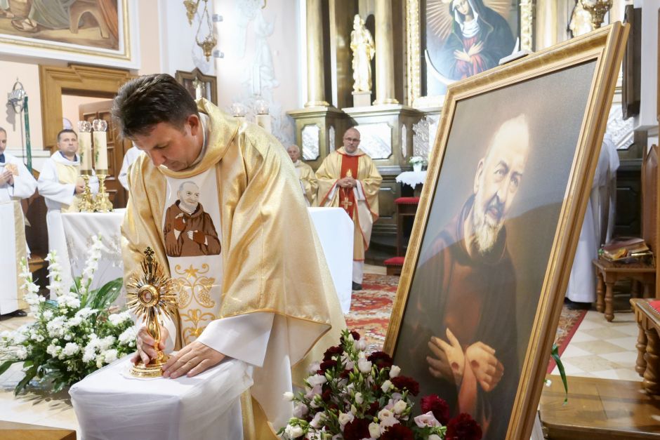 Instalacja relikwii św. o. Pio w parafii pw. Wszystkich Świętych w Białymstoku