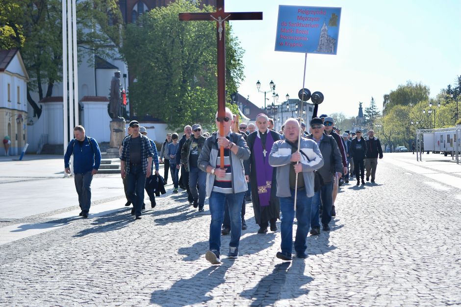 Mężczyźni po raz 27. wyruszyli pieszo do Sanktuarium w Krypnie