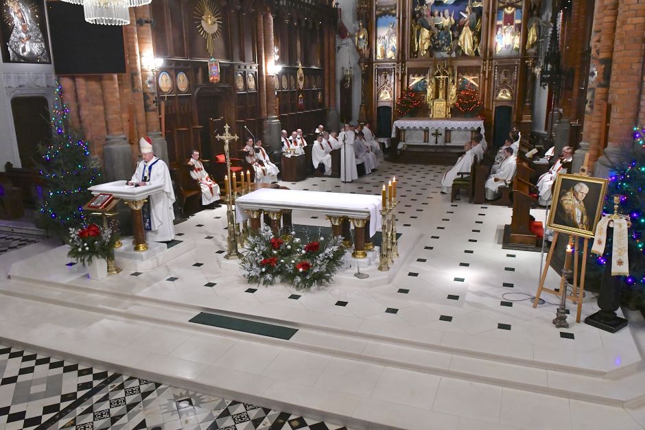 Kościół białostocki modli się za śp. papieża seniora Benedykta XVI