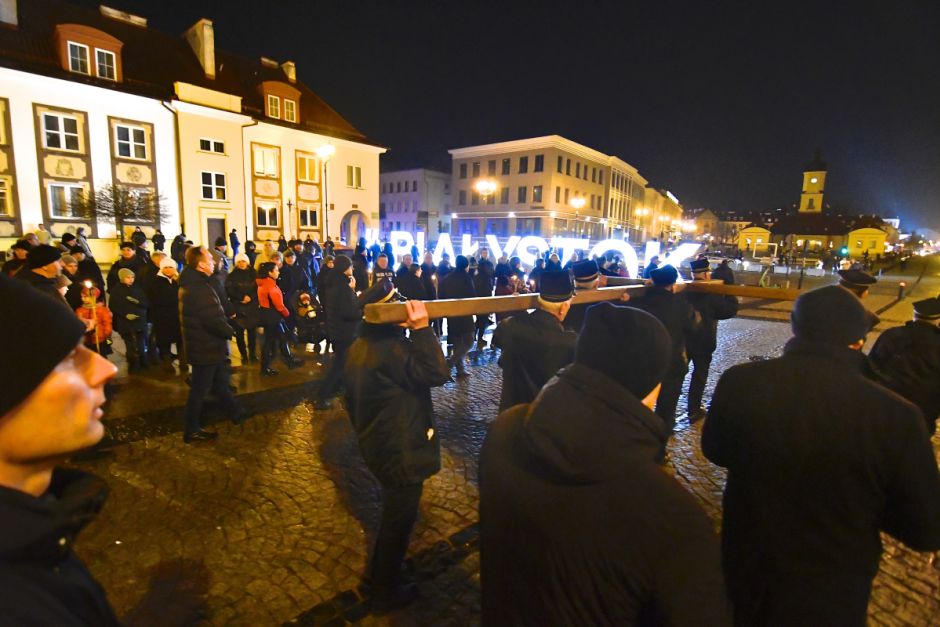 Mieszkańcy Białegostoku przeszli przez centrum miasta odprawiając Drogę Krzyżową