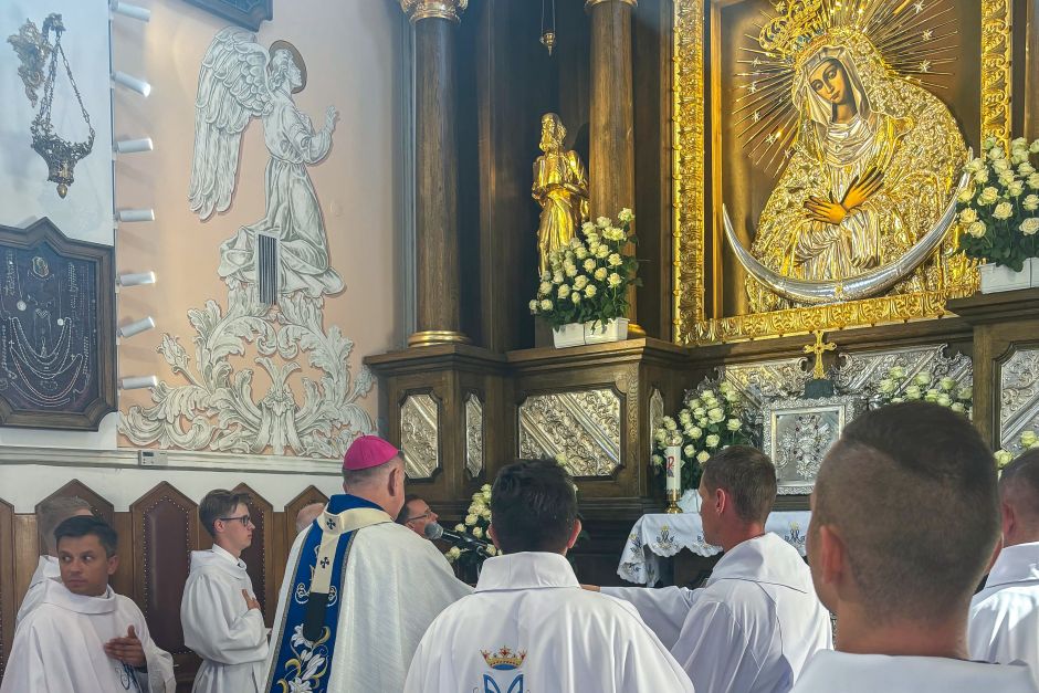 Poświęcenie szat Matki Bożej w kościele Wszystkich Świętych