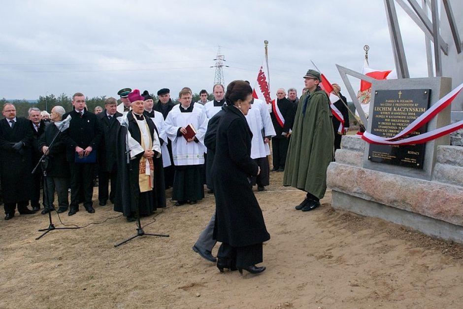Krzyż w Świętej Wodzie upamiętniający katastrofę pod Smoleńskiem 
