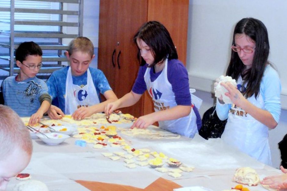 Dzieci ze świetlic Caritas piekły ciasteczka w ramach programu „Dożywiania z Carrefour” 